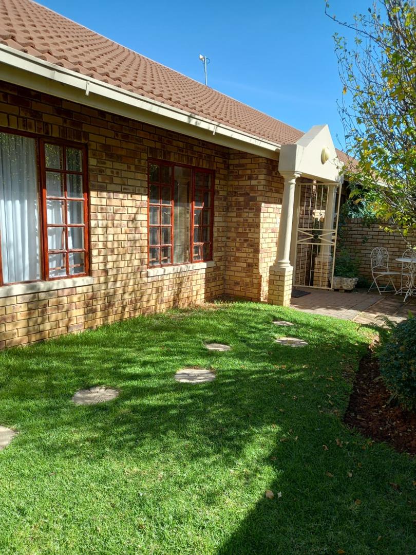 2 Bedroom Property for Sale in Langenhovenpark Free State
